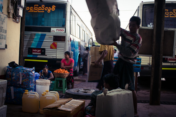 Bus nach Ngwe Saung Beach